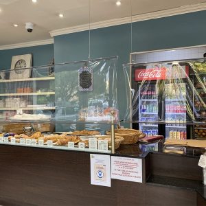 Store transparent d'un écran covid suspendu d'un boulangerie