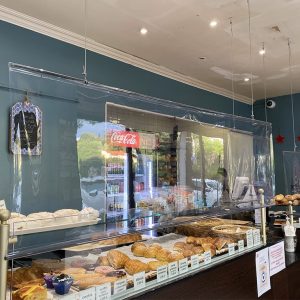 Store transparent d'un écran covid suspendu d'un boulangerie