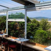 Bâche pour fermer une pergola du restaurant le welcome café